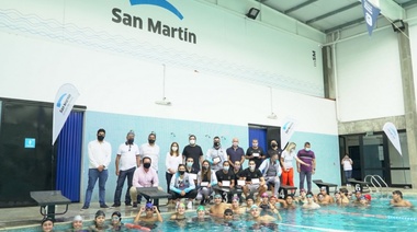 Reconocimiento de la municipalidad de San Martín al equipo Argentino de Natación Campeones Sudamericanos luego de 55 años
