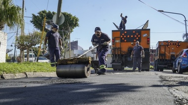 Avanzan los trabajos de bacheo y asfalto en Carapachay
