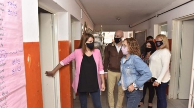 Entrega de mobiliario a escuelas de Malvinas Argentinas
