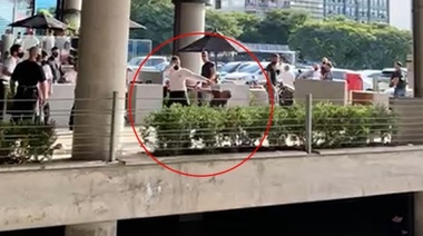 Escándalo en el restaurante Kansas con un grupo de jóvenes