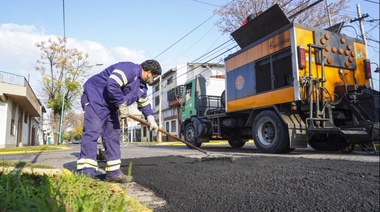 Avanzan los trabajos de bacheo y asfalto en Villa Adelina