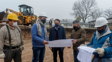 Zabaleta y Katopodis recorrieron la obra del nuevo Polideportivo de Villa Tesei