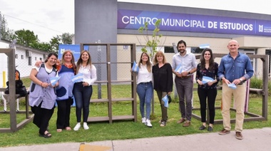 Entrega de mobiliarios hechos con plásticos reciclados