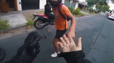 Un motociclista grabó el momento en que fue asaltado en Villa Bosch