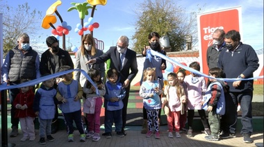 Julio Zamora inauguró los nuevos juegos del Jardín N° 937
