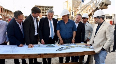 El Presidente visitó el Procrear de El Palomar y el Parque Industrial La Cantábrica
