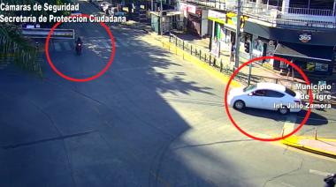 Registrado por las cámaras del COT: impactante accidente entre un auto y una moto