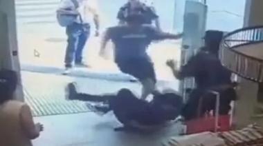 Un hombre fue detenido tras patear en el piso a una policía de la Ciudad en Recoleta