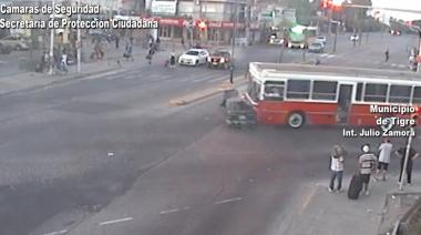 Cruzó un semáforo en rojo y fue embestido por un micro: conducía alcoholizado