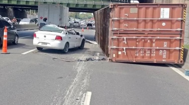 Dos heridos al caer el contendor de un camión sobre un auto en la avenida General Paz