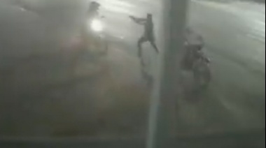 Impactante video: Se frenó para revisar su teléfono y dos "motochorros" lo matan en medio un forcejeo para robarle