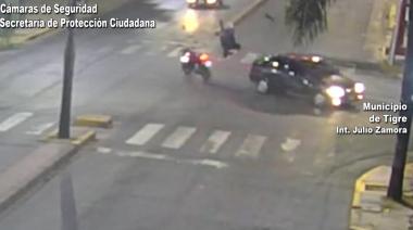 Don Torcuato: las cámaras del COT registraron un impactante accidente entre una moto y un auto
