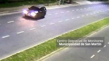 Las cámaras del COM de San Martín captan el momento en que un hombre sufre una descompensación y frena el auto