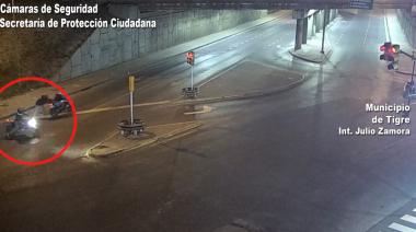 Las cámaras del COT registraron un intento de robo a una motocicleta y tras una intensa persecución los sospechosos fueron detenidos