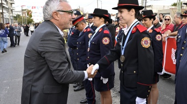En un desfile multitudinario, Julio Zamora acompañó el 50° aniversario de la Sociedad de Bomberos Voluntarios de General Pacheco