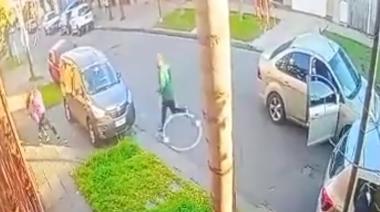 Balean y le roban una mochila con 10.000 dólares a una mujer en Hurlingham