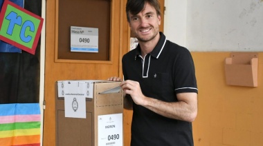 El intendente de Morón, Lucas Ghi, votó en el Colegio Emaus de El Palomar.