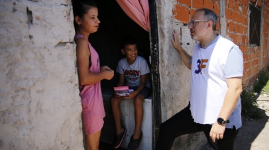 Valenzuela busca a los chicos casa por casa para que vayan a la escuela