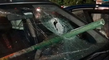 Está vivo de milagro: le tiraron un caño al parabrisa