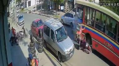Impactante choque entre un colectivo y una moto