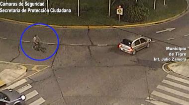 Las cámaras del COT registraron un impactante accidente entre un auto y una bicicleta
