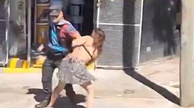 Una mujer le tiró piedras a los vecinos e intentó sacarle el arma a un Policía