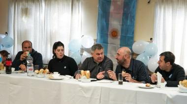 Germán Pavone y Santiago López Medrano compartieron un almuerzo patrio en un centro de jubilados de Malaver
