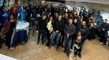 Santiago López Medrano compartió un locro patrio junto a vecinos