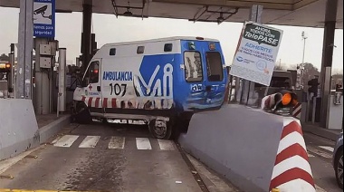 Una ambulancia municipal chocó en un peaje y murió la paciente que trasladaba