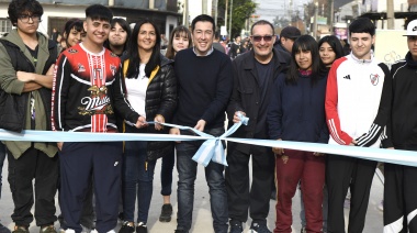 Leo Nardini, Luis Vivona, Noe Correa y los alumnos de 5to año de la E.E.S. N° 5, inauguraron la obra de pavimentación de la calle Guayaquil