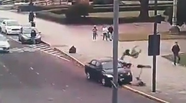 La Plata: Venía mirando el celular y atropelló a dos personas