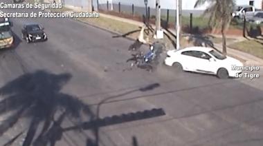 Impactante choque entre auto y moto en Don Torcuato: todo quedó registrado por las cámaras del COT