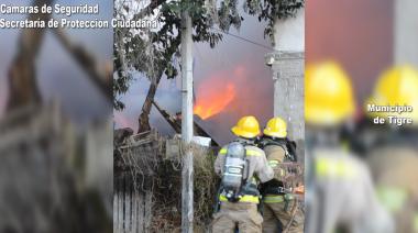 Rápido accionar del Sistema de Protección Ciudadana de Tigre para controlar un incendio en un galpón