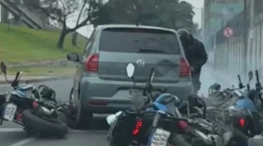 Embistió a cinco policías motorizados con un auto robado y escapó