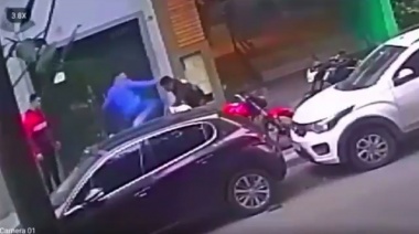 Locura en Villa Crepo: 10 piñas y una patada en la cabeza