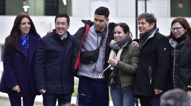 Nardini y Kicillof entregaron viviendas en Malvinas Argentinas