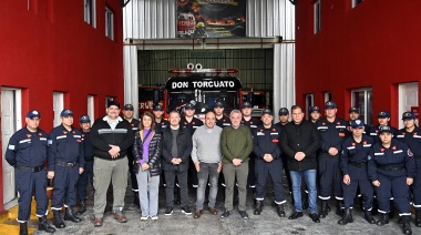 Julio Zamora encabezó la entrega de nuevo equipamiento a los Bomberos Voluntarios de Don Torcuato