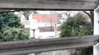 Un vecino en calzoncillos y armado corrió a tiros a dos delincuentes