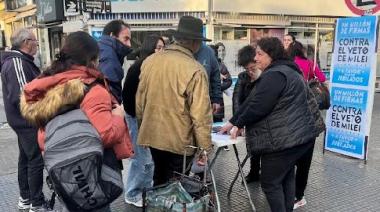 Juan Eslaiman y el Frente Renovador recolectan firmas en las calles de San Martín en defensa de los jubilados
