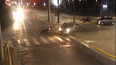 Un motociclista voló por el aire luego de chocar contra un automóvil en Tigre centro