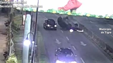 Las cámaras del COT registraron un impactante accidente de tránsito que terminó con un automóvil volcado en el Corredor Bancalari