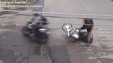No fue tragedia de milagro: las cámaras del COT registraron un peligroso accidente entre dos motos, uno de los conductores no tenía casco