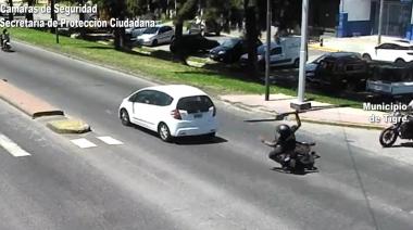 Las cámaras del COT registraron un accidente de tránsito entre un auto y una moto: no hubo heridos graves