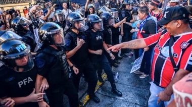 Hinchas de Chacarita acompañaron a los jubilados en su protesta frente al congreso