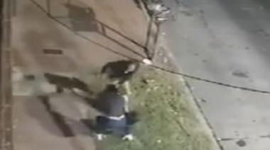 Villa Libertad: Una delincuente apuñaló en la cabeza a una joven durante un violento robo
