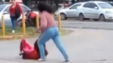Merlo: Dos mujeres se pelearon a golpes por el amor de un colectivero en plena terminal.