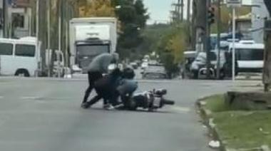Loma Hermosa: Motociclista se defendió a las piñas de un robo