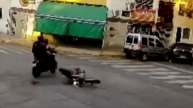 Video: escapaban de la Policía a toda velocidad y atropellaron a dos motociclistas en Villa Lugano