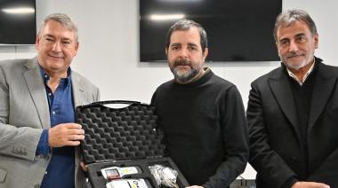 Fernando Moreira y Jorge D’onofrio entregaron cascos y Pases Libres Multimodales para reforzar la seguridad vial