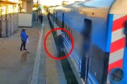 Moreno: Una pasajera intento subir con el tren en movimiento, salvo su vida de milagro